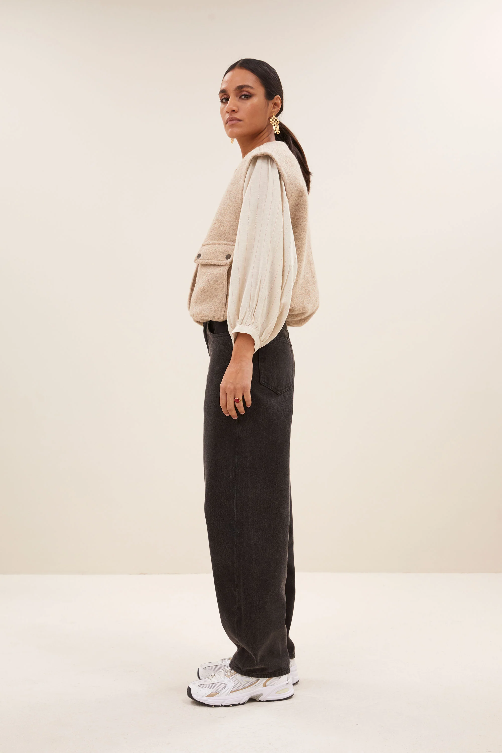 maggie sleeveless jacket | dark sand - Image 3