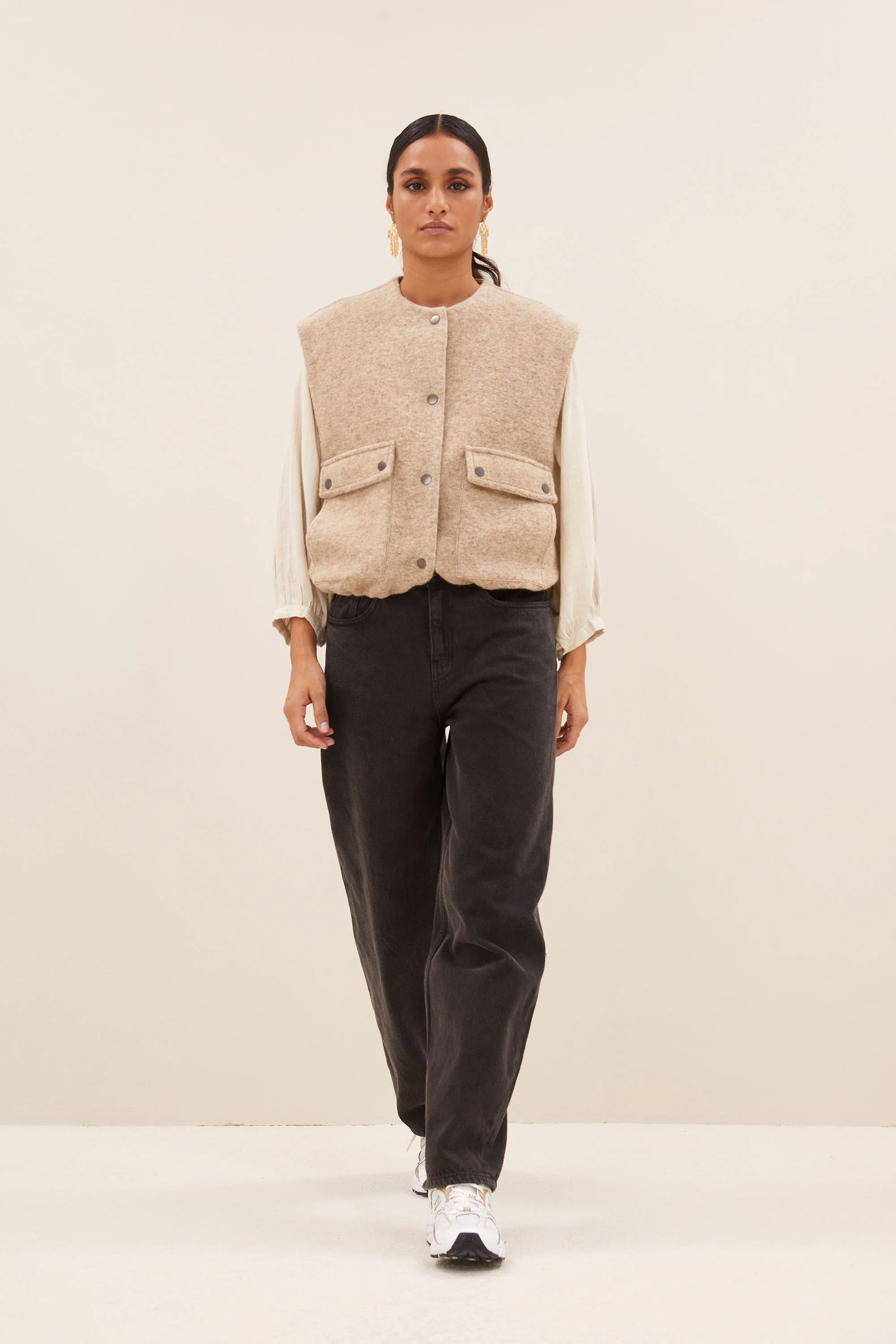 maggie sleeveless jacket | dark sand - Image 5