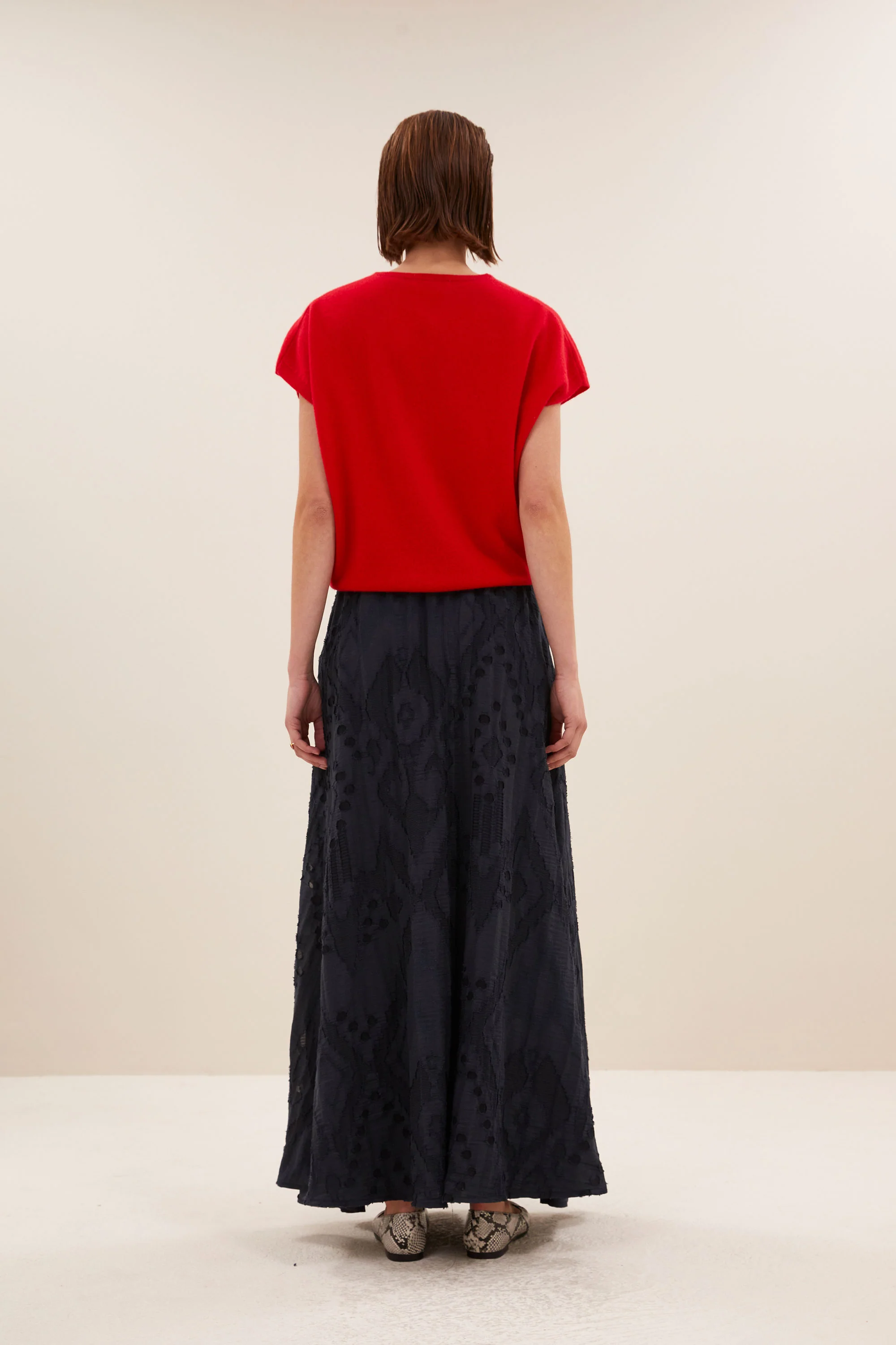 sil v-neck pullover | lipstick - Image 3